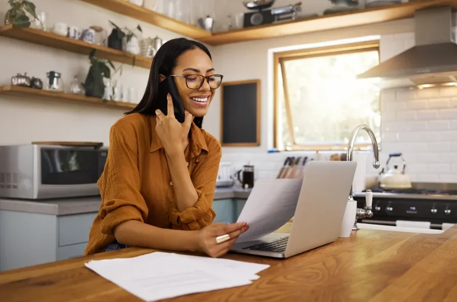 Pessoa física usando o certificado e-CPF no notebook